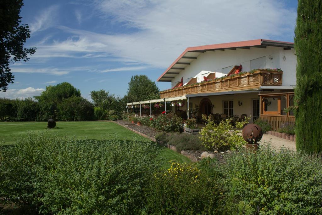 uma casa com um jardim em frente em Gästehaus Vinetum em Altdorf