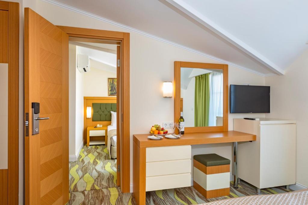 TV a/nebo společenská místnost v ubytování Forest Park Hotel