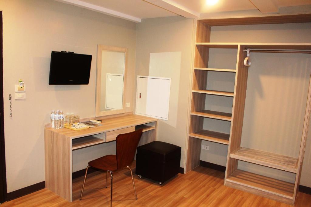 TV a/nebo společenská místnost v ubytování YWCA Hotel Bangkok