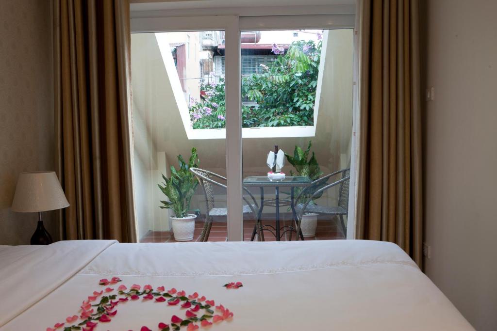 Rising Dragon Legend Hotel - Suite With Balcony