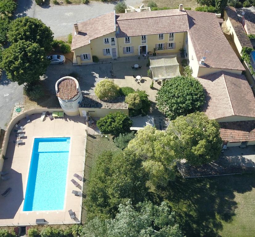 eine Luftansicht eines Hauses mit Pool in der Unterkunft Le Mas des Quintrands Manosque - Motel de charme in Manosque