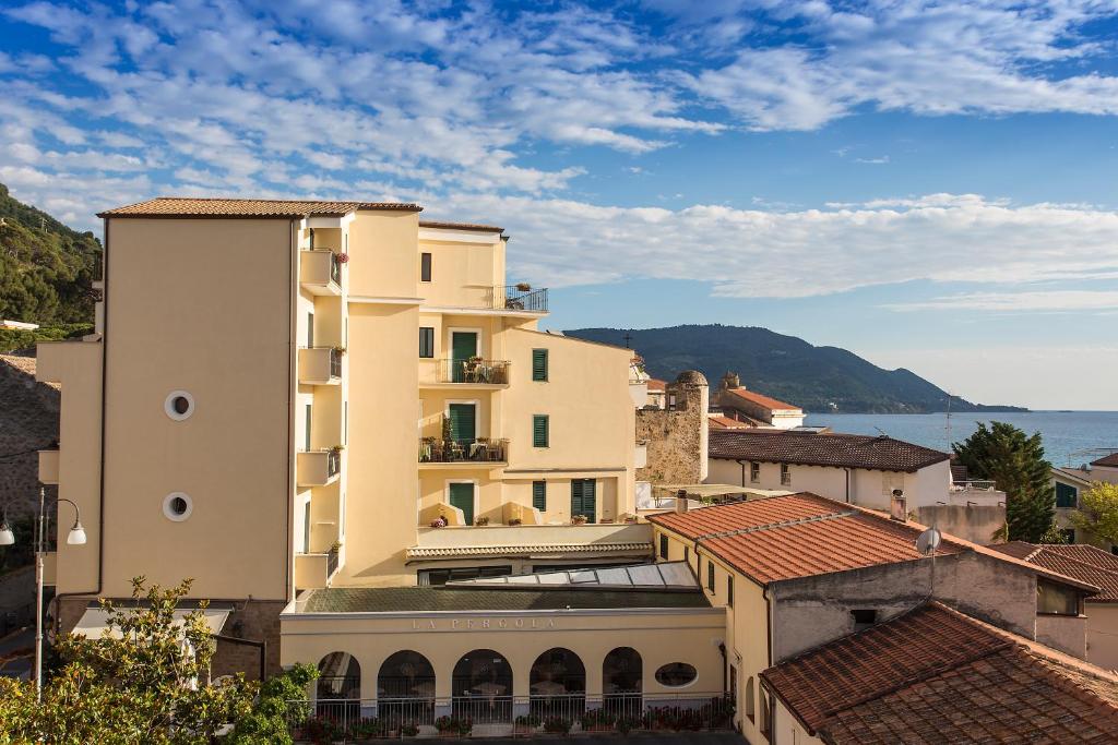 ein Gebäude mit Meerblick in der Unterkunft Hotel La Pergola in Santa Maria di Castellabate