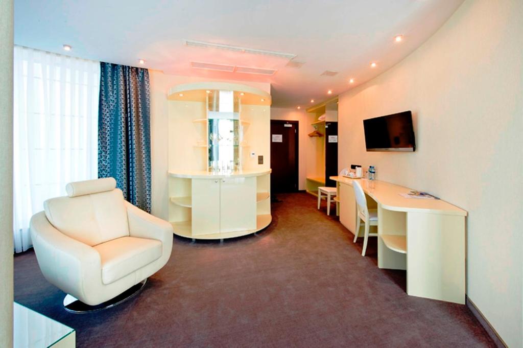 TV a/nebo společenská místnost v ubytování Hotel Symfonia Osjaków