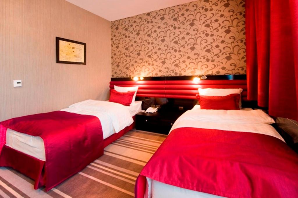 Postel nebo postele na pokoji v ubytování Hotel Symfonia Osjaków
