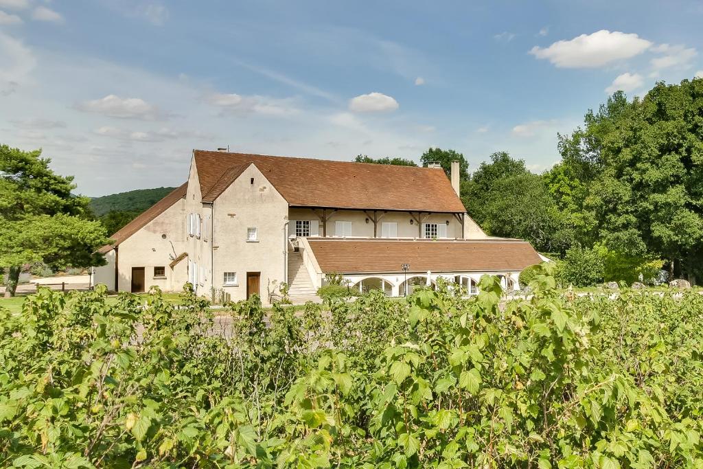 una casa vieja en medio de un campo en Carre Saint Pierre & La table d'hôte, en Marey-lès-Fussey
