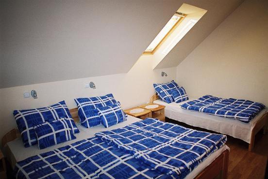 Posteľ alebo postele v izbe v ubytovaní Kertész Apartmanok
