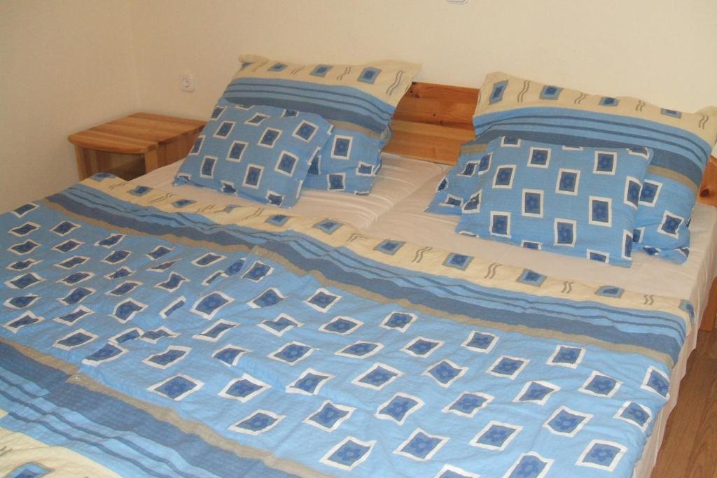 Posteľ alebo postele v izbe v ubytovaní Kertész Apartmanok