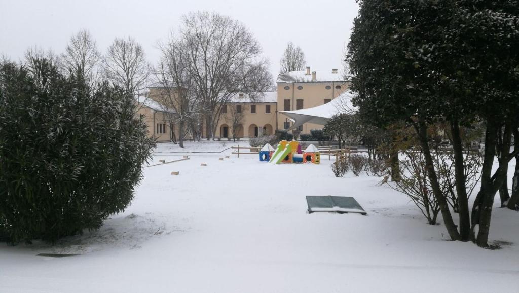 Obiekt UNA HOTELS Occhiobello zimą