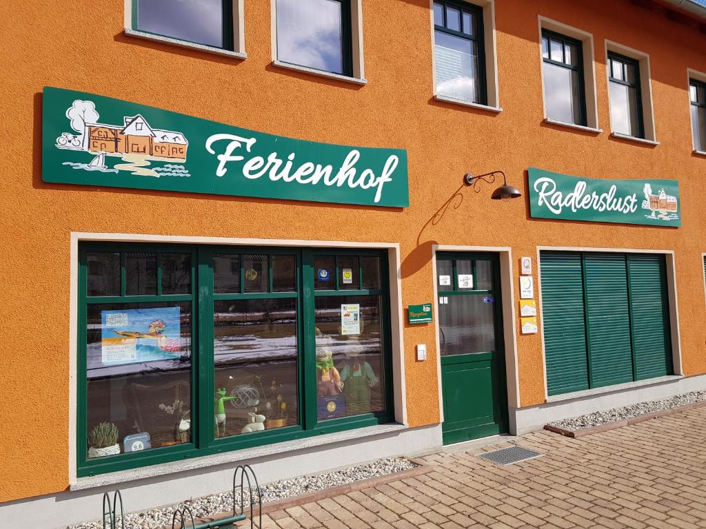 Ferienhof Radlerslust في Großkoschen: متجر أمام مطعم للوجبات السريعة