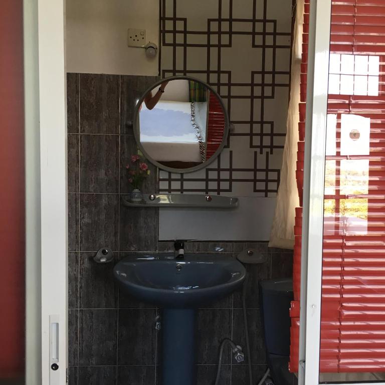 Holiday Stay Inn - 4