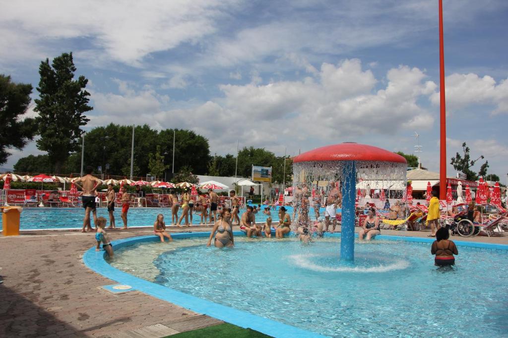 Bazén v ubytování Hotel Lara nebo v jeho okolí