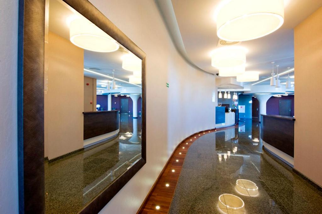 TV a/nebo společenská místnost v ubytování Hotel Symfonia Osjaków