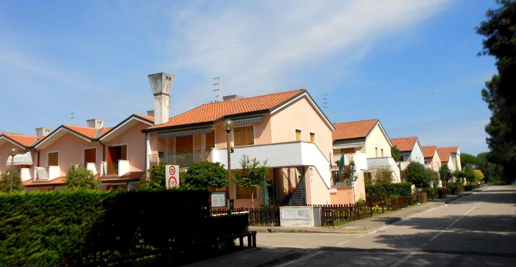 a row of houses on the side of a street at Villa Caprera in Rosolina Mare