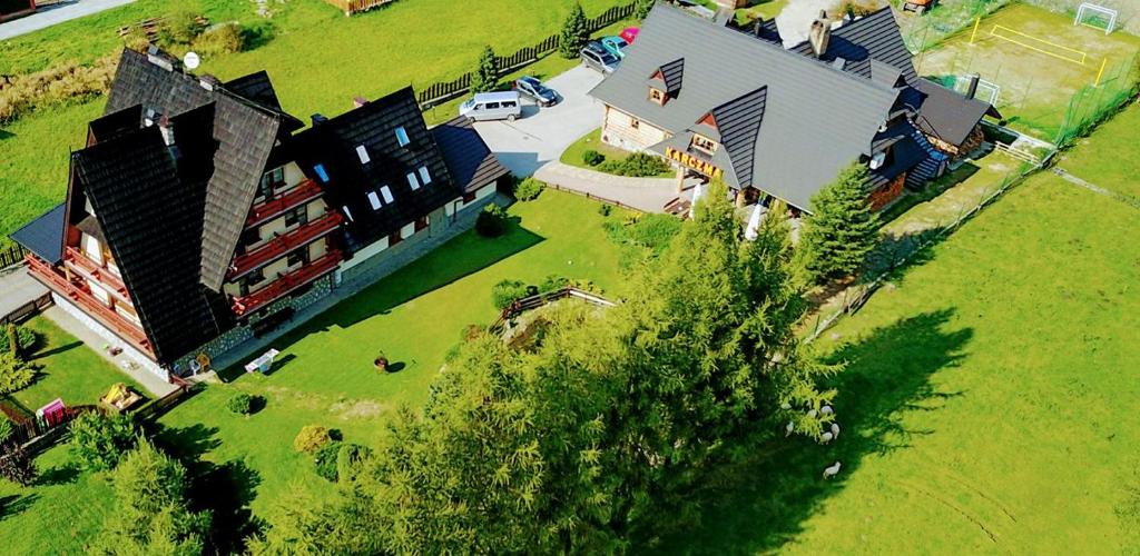 Una vista aérea de una casa grande con patio. en Ośrodek Wypoczynkowy Baca, en Poronin