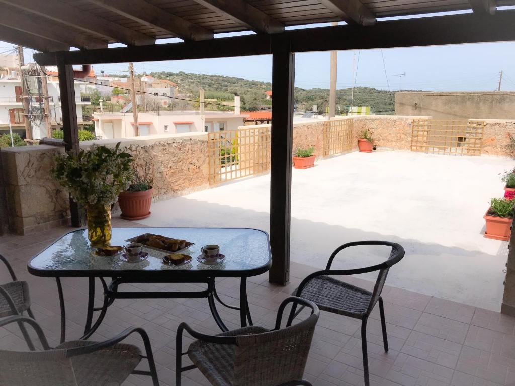 A balcony or terrace at Antonia’s Home Alfa Village