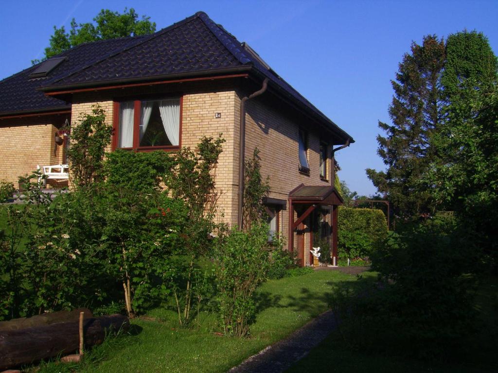 グリュックスブルクにあるFerienwohnung Valentinのレンガ造りの家