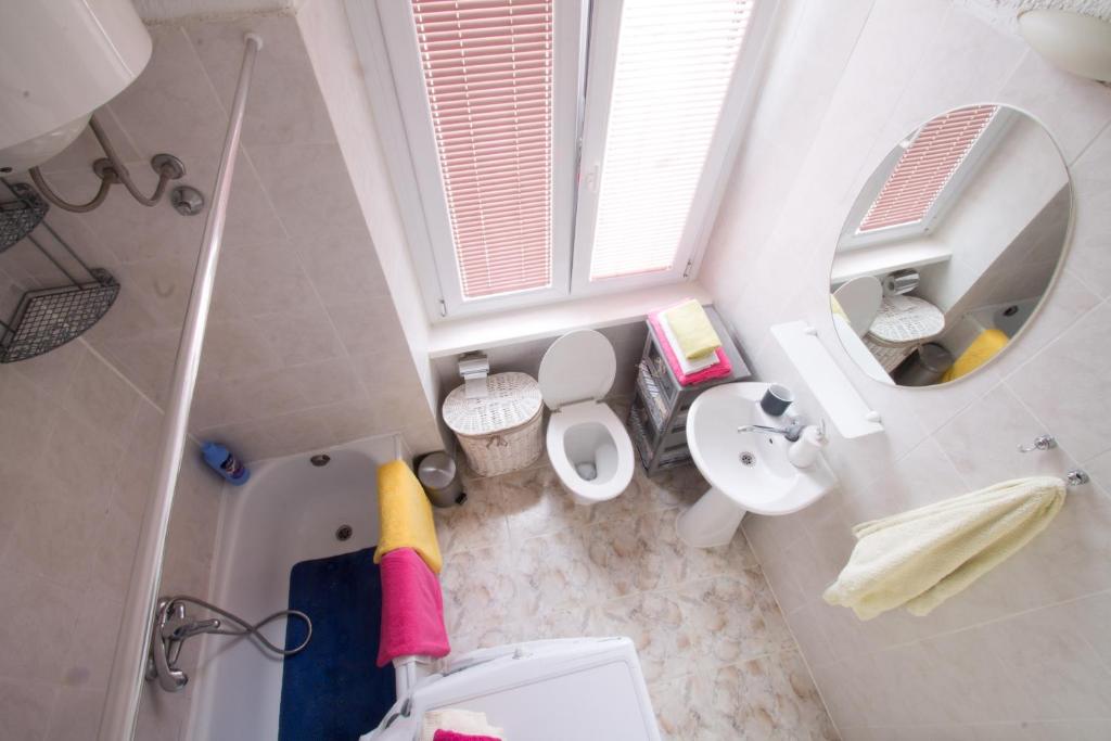 een kleine badkamer met een toilet en een wastafel bij apartment Eva in Pula