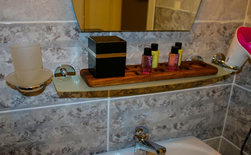 een badkamer met een wastafel en een plank met cosmetica bij Deluxe Newport Hotel in Istanbul