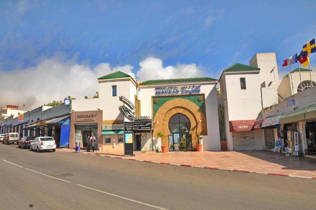 ulica w mieście z wieloma sklepami i budynkami w obiekcie Résidence Igoudar w mieście Agadir
