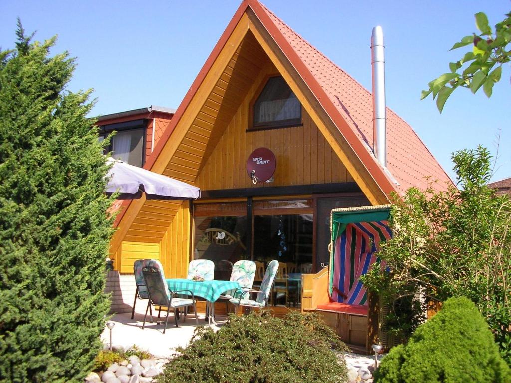 une maison avec une table et des chaises devant elle dans l'établissement PRHS08001-FeHaus-Diekkroon, à Presen