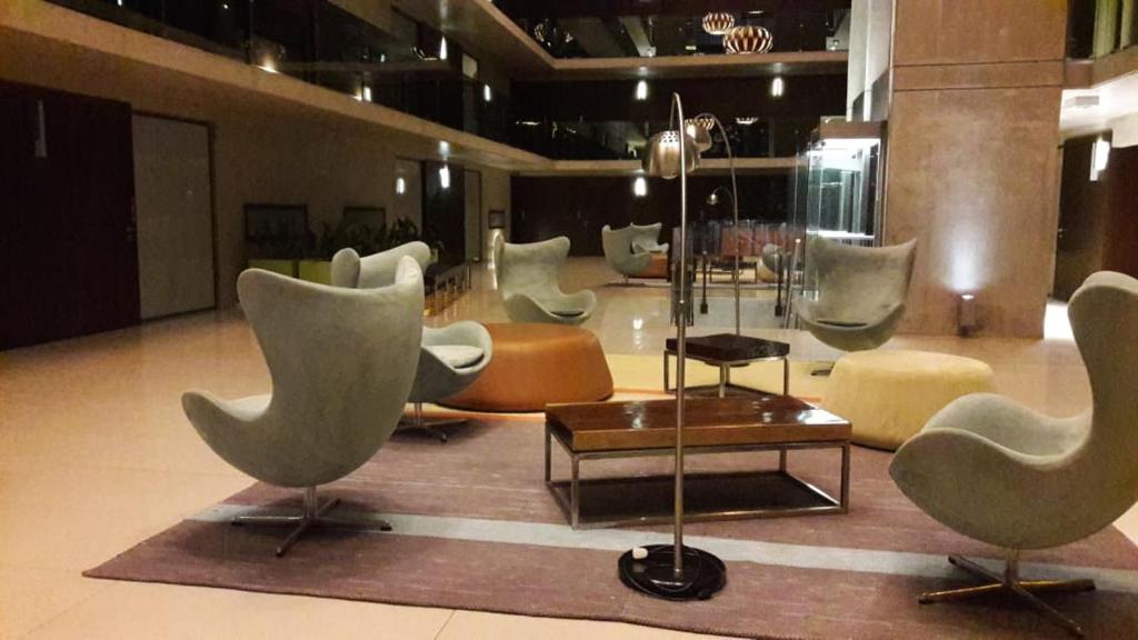 un grupo de sillas y mesas en un vestíbulo en Condominio del alto 3 en Rosario