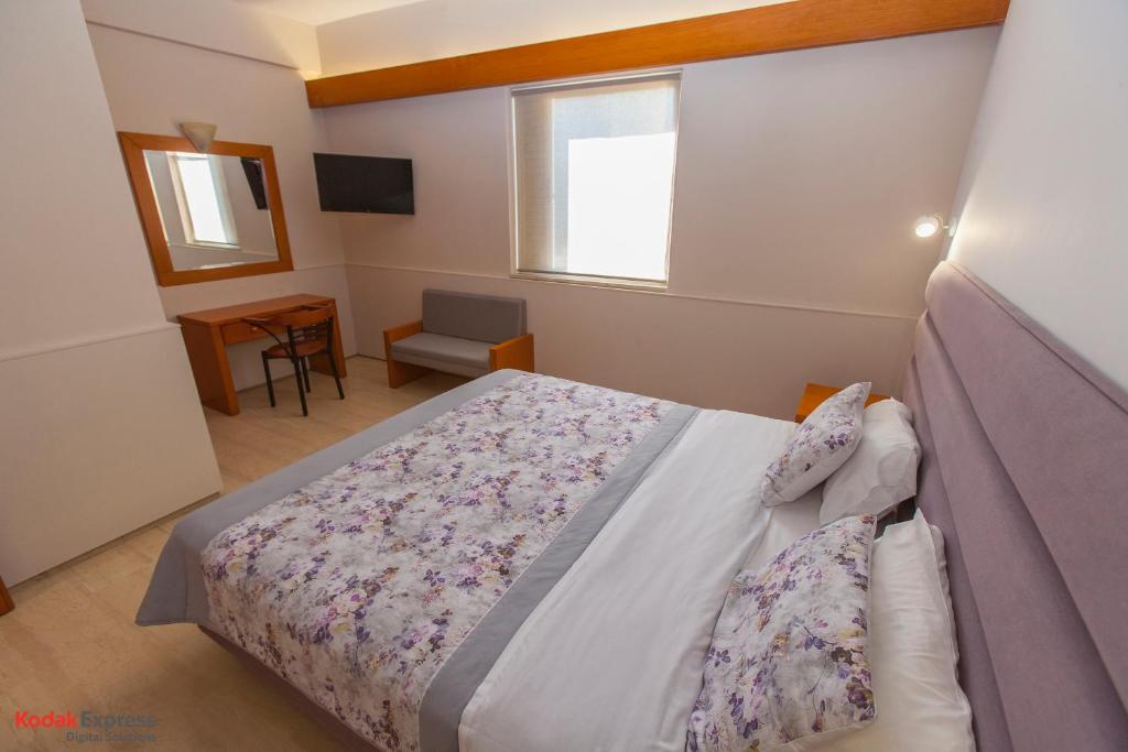 Postel nebo postele na pokoji v ubytování Antikyra Beach Hotel