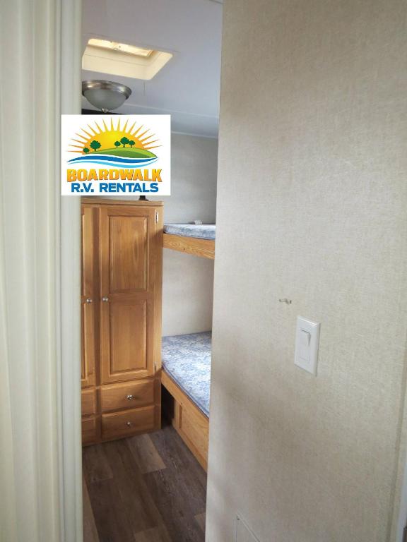 Postel nebo postele na pokoji v ubytování Boardwalk RV Rental (Site #14)