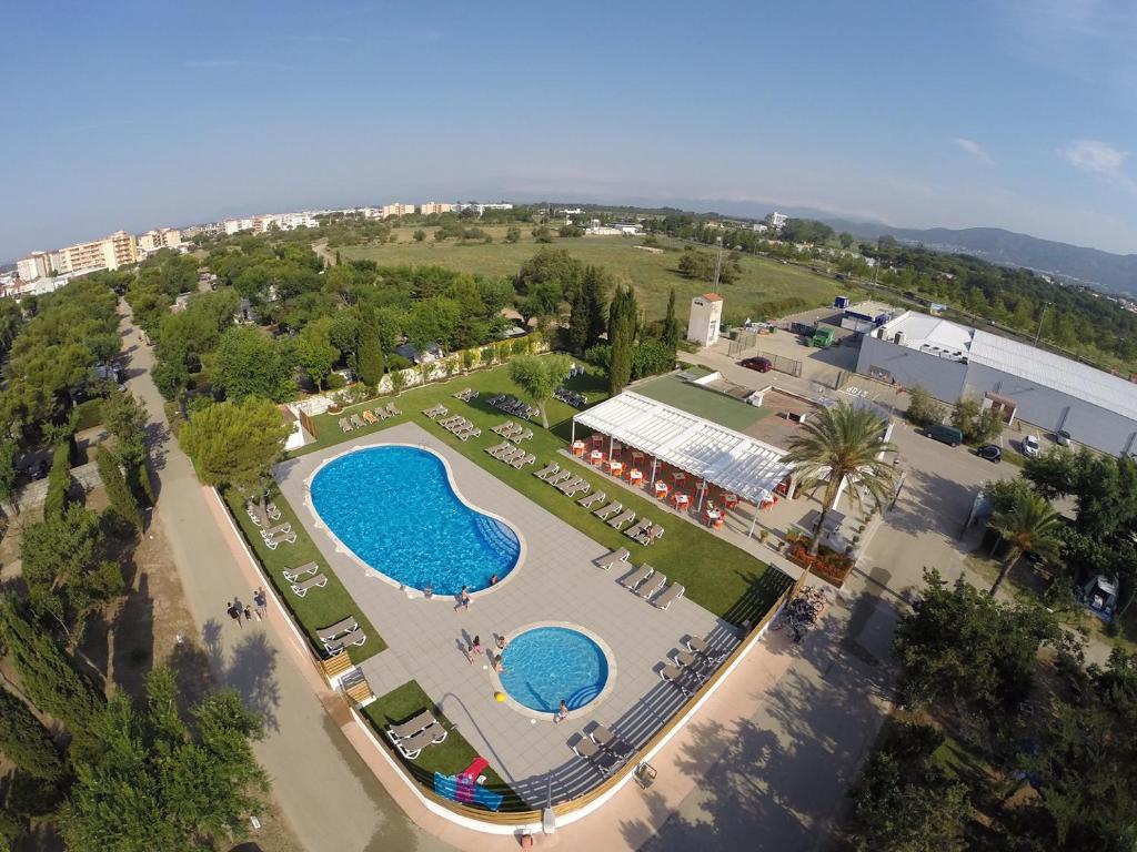 Bazén v ubytování Camping Rodas nebo v jeho okolí