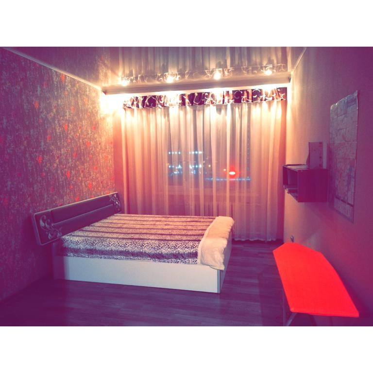 ein kleines Schlafzimmer mit einem Bett mit Vorhang in der Unterkunft Wonderful apartment on Sarmat Sauran 3/1str in Astana