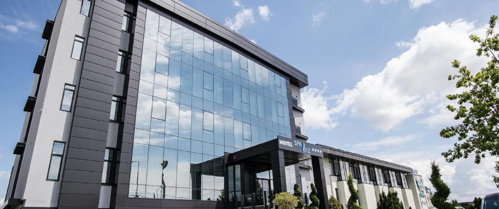 un edificio con finestre in vetro sul lato di Hotel Spa Ice Resort a Timişoara