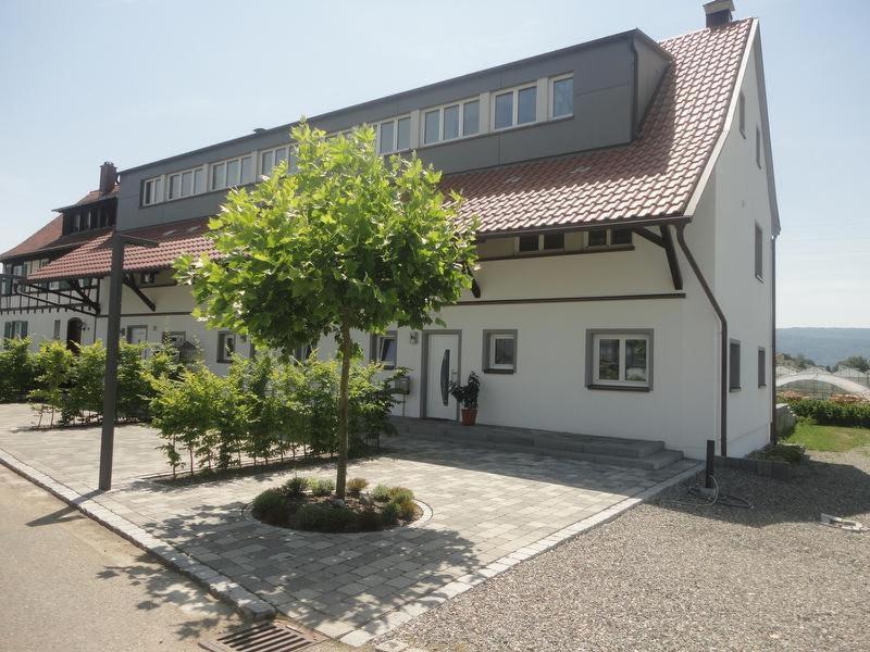 ein weißes Gebäude mit einem Baum davor in der Unterkunft Zum Talhof in Reichenau