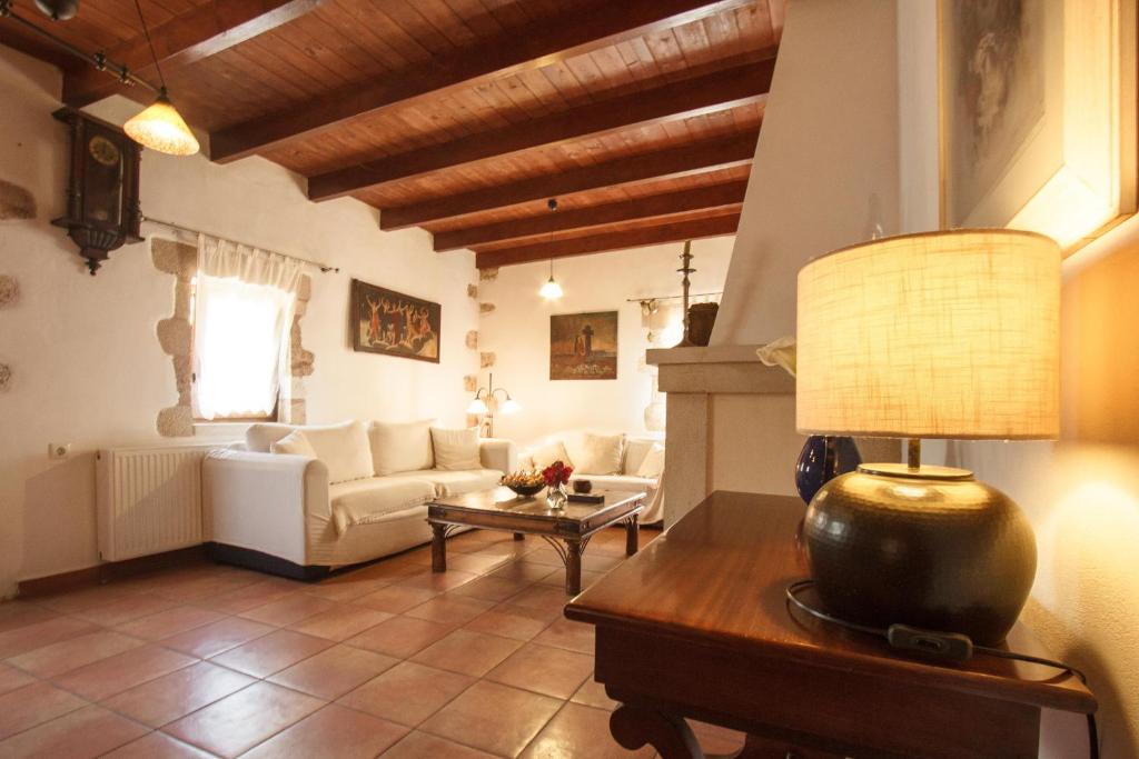 Zdjęcie z galerii obiektu Traditional elegant Cretan Stone Home for families w Chanii