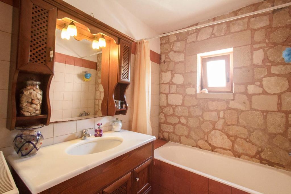 Zdjęcie z galerii obiektu Traditional elegant Cretan Stone Home for families w Chanii