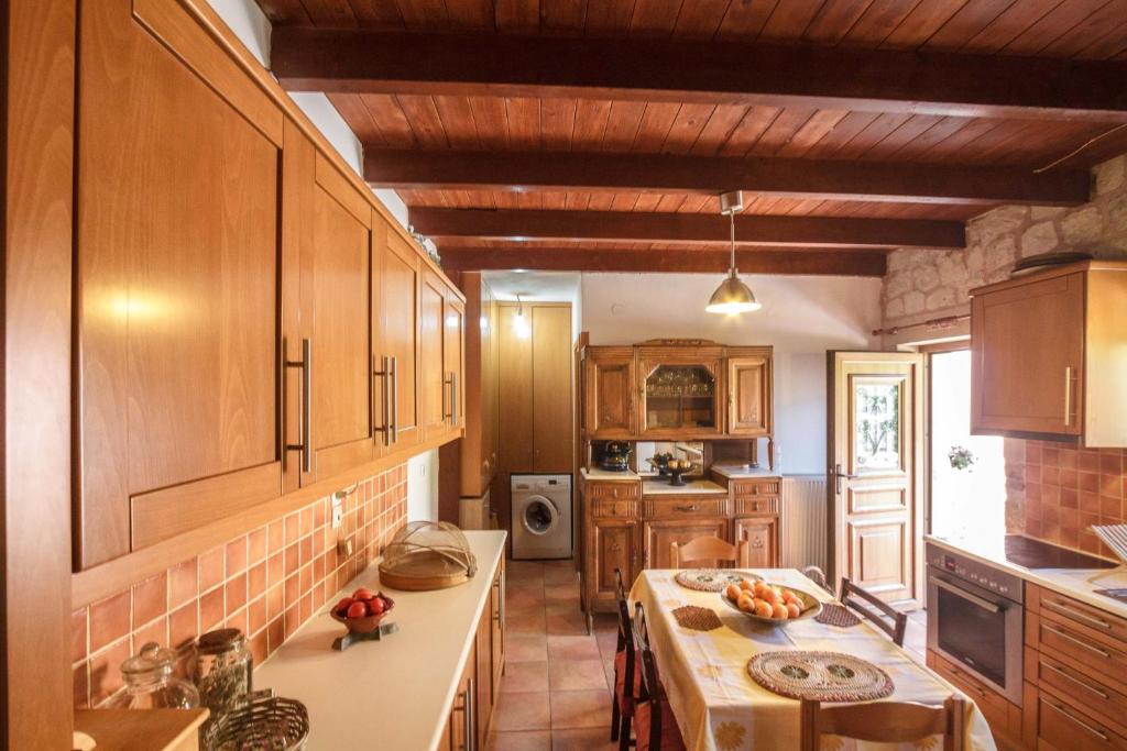 Zdjęcie z galerii obiektu Traditional elegant Cretan Stone Home for families w Chanii