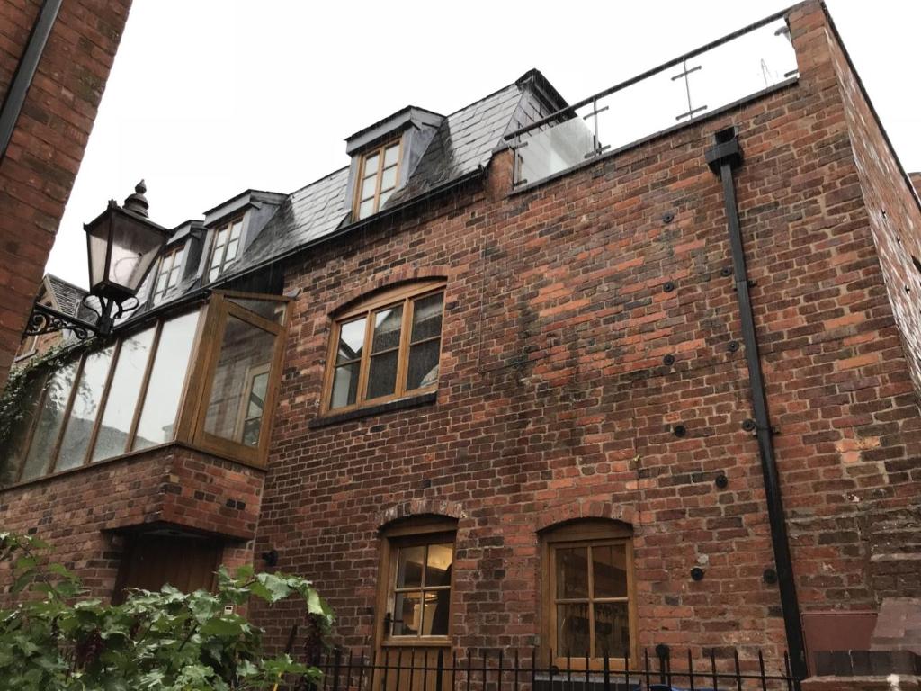 een extern uitzicht op een bakstenen gebouw met ramen bij The Keep in Ludlow