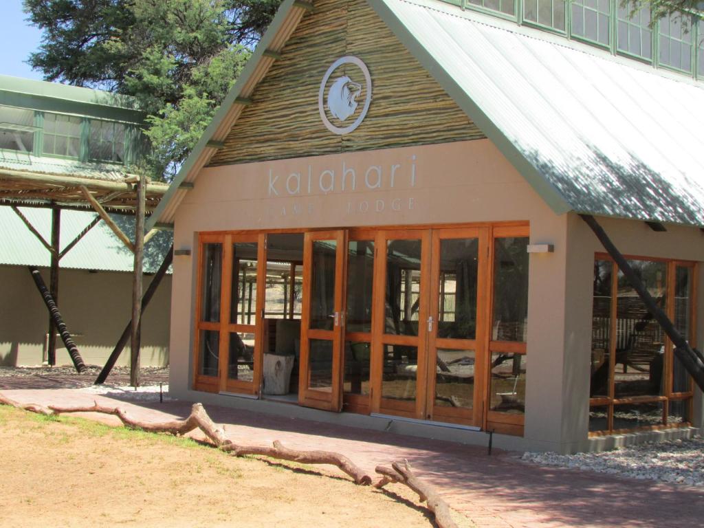 ein Gebäude mit vielen Glastüren in der Unterkunft Kalahari Game Lodge in Koës