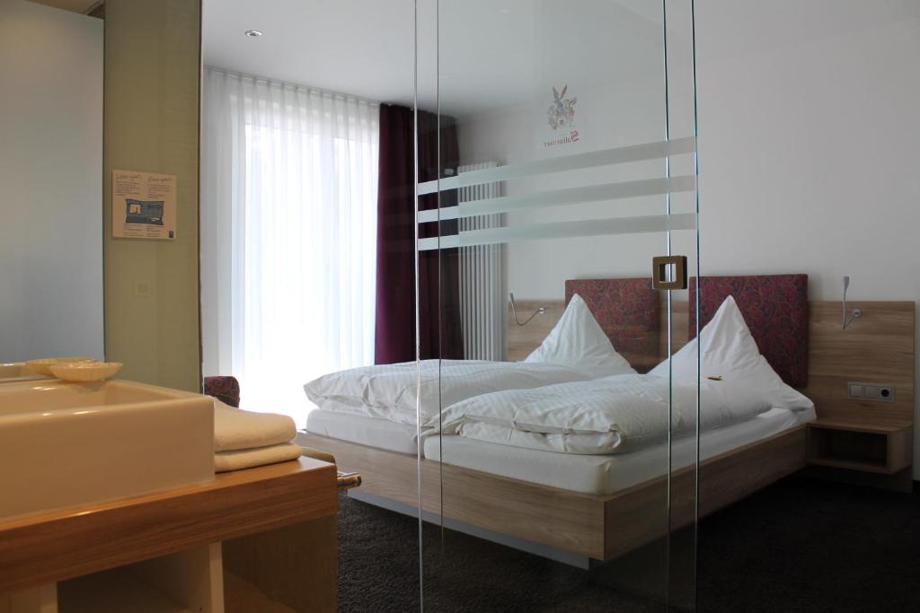 Postel nebo postele na pokoji v ubytování Hotel Salinensee