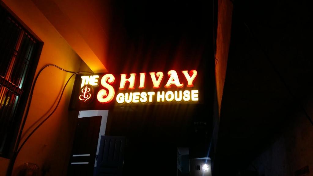 Un signe néon qui dit la maison douce du métro dans l'établissement The Shivay Guest House, à Varanasi
