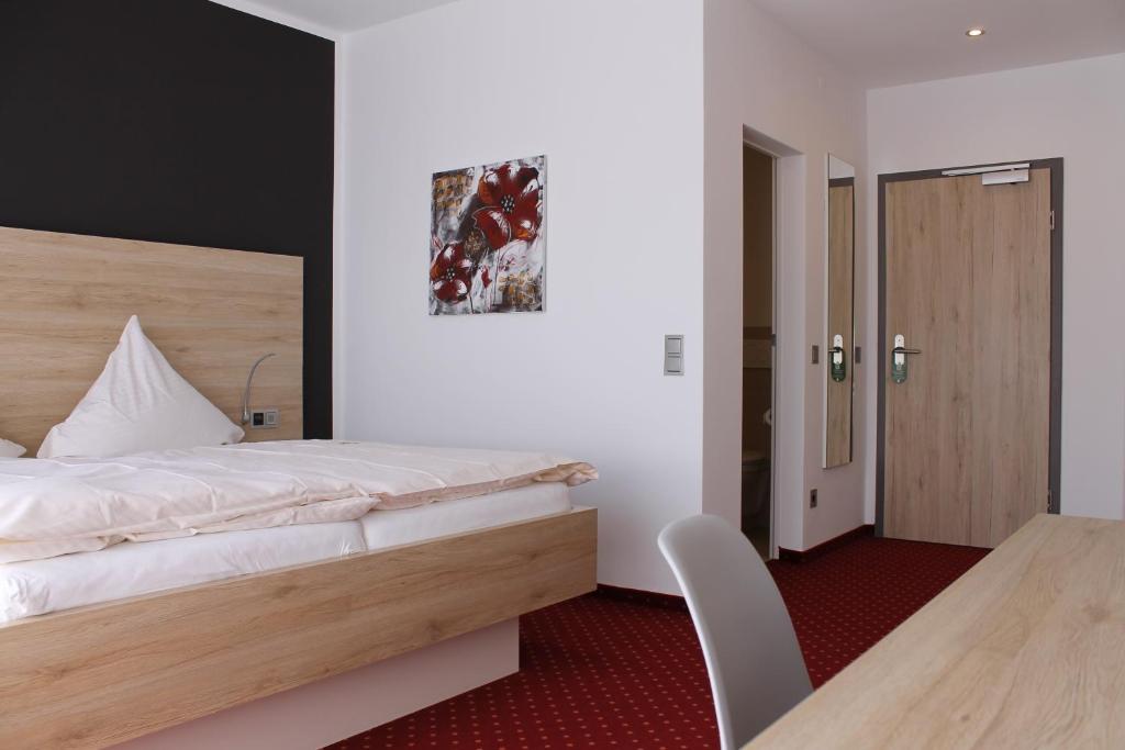 Postel nebo postele na pokoji v ubytování Hotel Salinensee