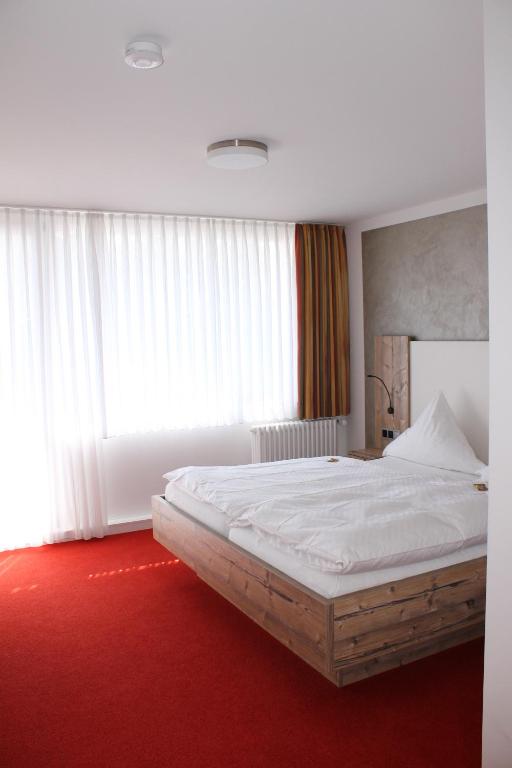 Postel nebo postele na pokoji v ubytování Hotel Salinensee