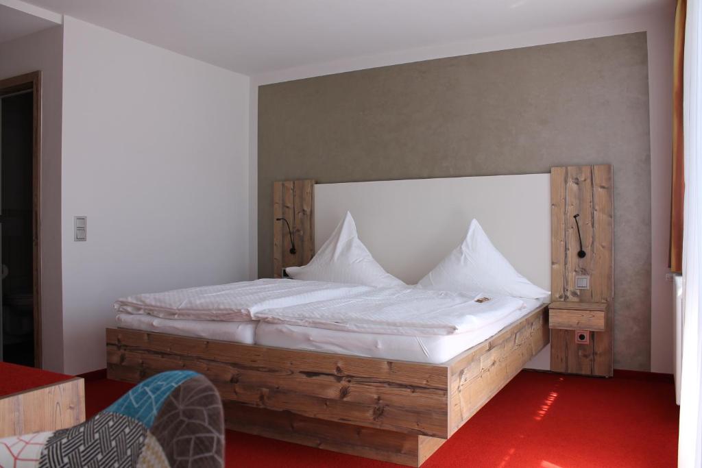 Postel nebo postele na pokoji v ubytování Hotel Salinensee