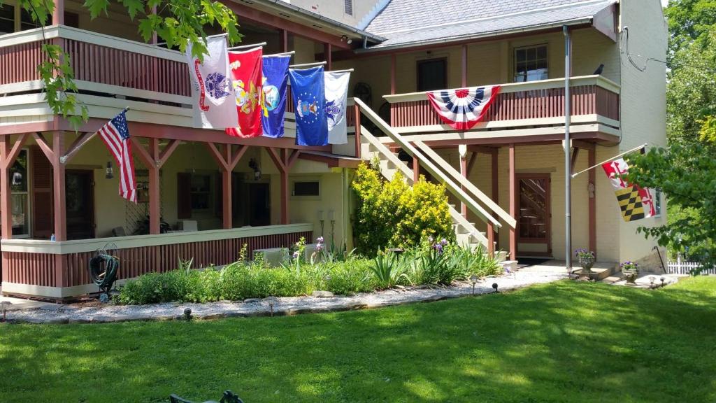 een huis met vlaggen erop bij Jacob Rohrbach Inn in Sharpsburg