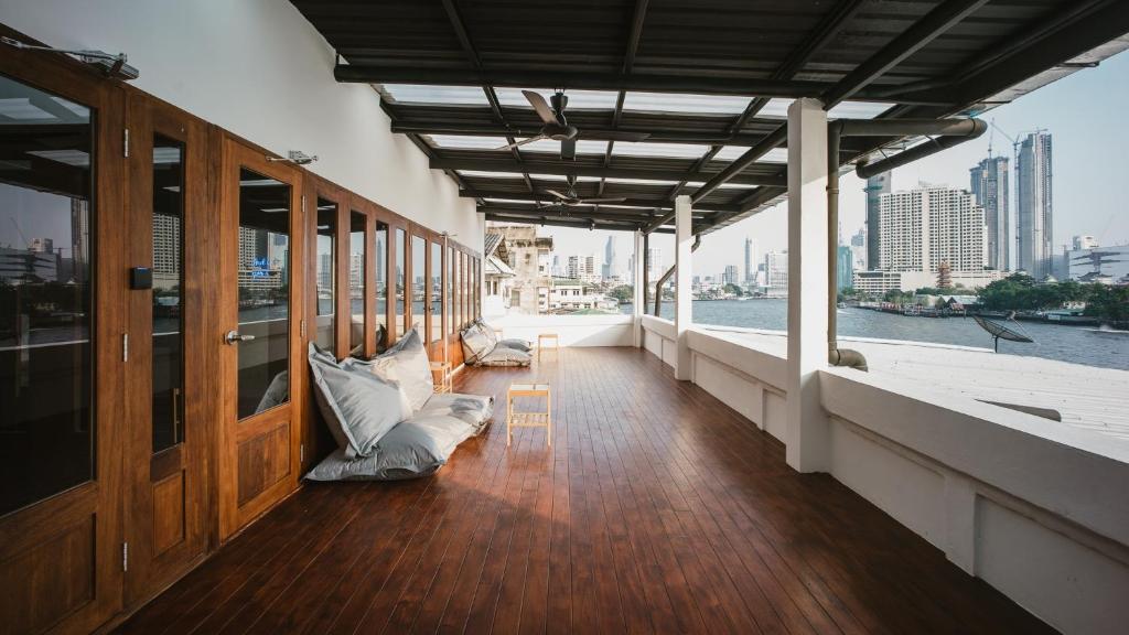 バンコクにあるホステル ウルビーの- 水辺の景色を望むボートのバルコニー