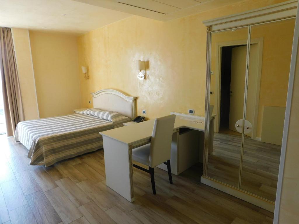 Llit o llits en una habitació de Palace Hotel & SPA La CONCHIGLIA D' ORO