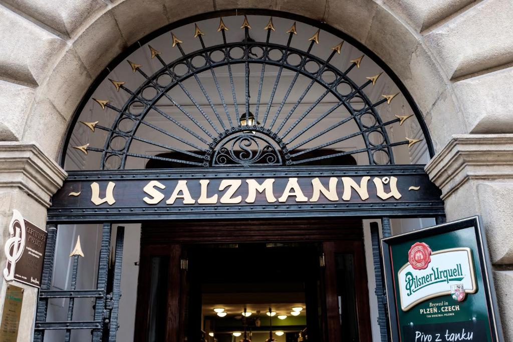 un front de magasin avec un panneau indiquant sallienna dans l'établissement Hotel U Salzmannů, à Plzeň