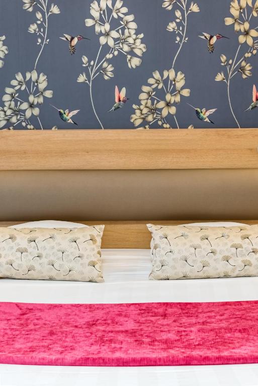 Postel nebo postele na pokoji v ubytování Logis Grand Hôtel Des Bains