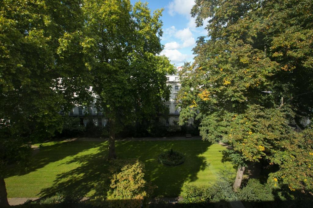 an overhead view of a yard with trees and a building at Park Avenue Bayswater Inn Hyde Park in London
