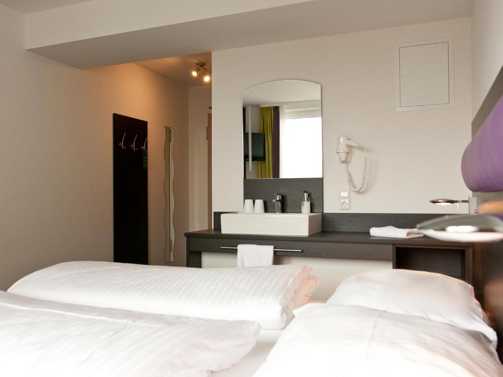 Postel nebo postele na pokoji v ubytování B&F Hotel am Neumarkt