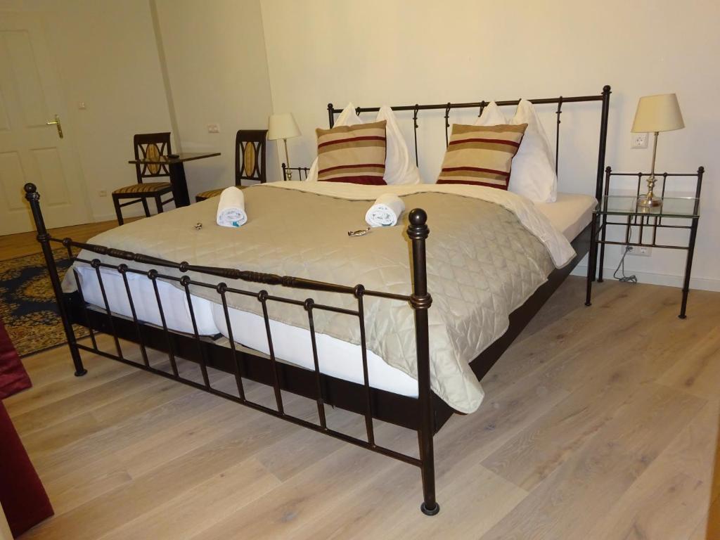Ένα ή περισσότερα κρεβάτια σε δωμάτιο στο Hotel Widhof - Check-in im Hotel Nibelungenhof