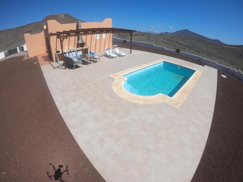 an overhead view of a swimming pool on a patio at Casa Caliche in La Lajita